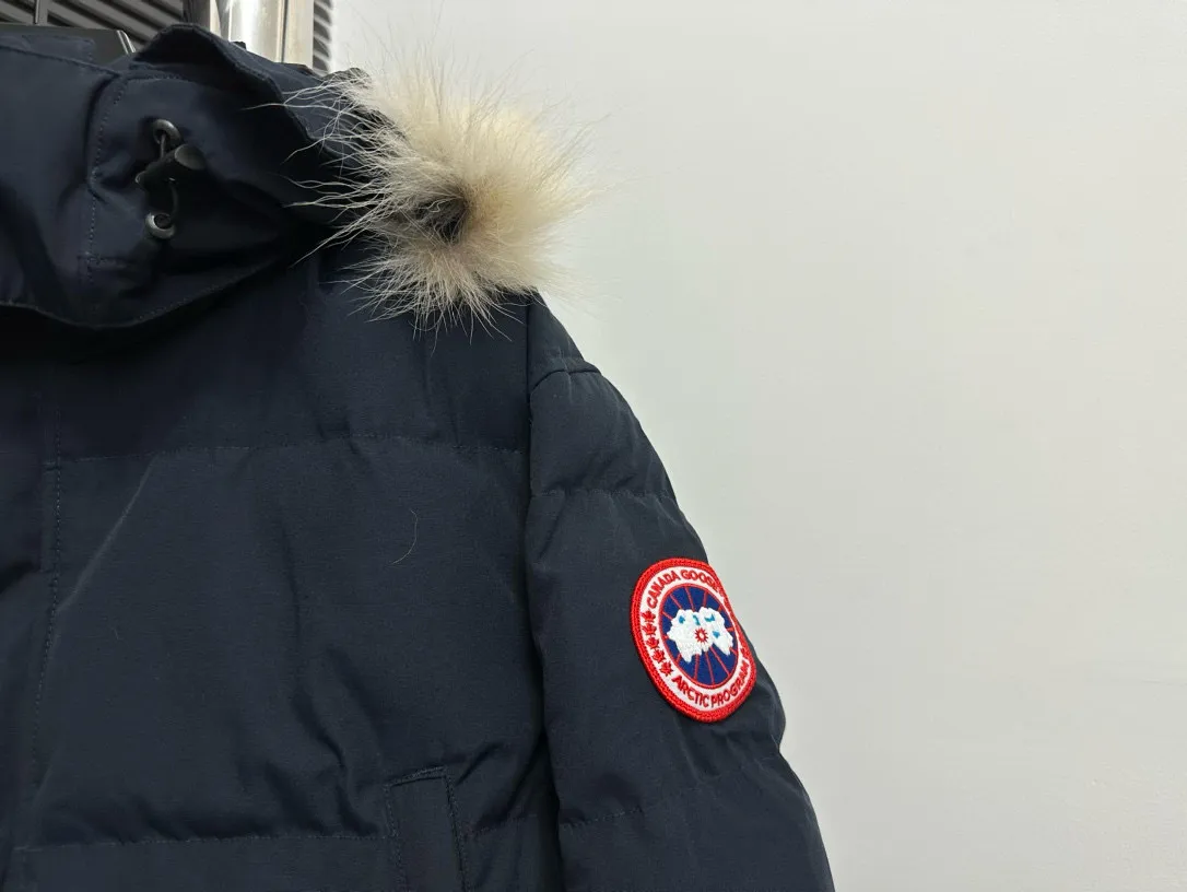 P780 [canada goose wyndham] 29 parka down jackets. The fabric is as soft and hard as the original. It can be restored by kneading at will (fabric misunderstanding: fabrics with high hardness are not waterproof. Only those who buy the latest authentic version this year will notice the softness and comfort of the fabric). The down is synchronized with the authentic white duck down. It is fluffy and not clumps. The electronically controlled down filling machine is filled with down. The zipper is customized with authentic ykk military grade copper core zipper puller. The high-hardness, non-stuck fur collar is made from original and custom-made western Canadian coyote skin. All workmanship and wiring are controlled by workers with more than ten years of service. They must be horizontal and vertical, and no crookedness is allowed. The wiring density inside is more sophisticated. Fighters in the world 29 battle all kinds of world products. Size: XS-XXL